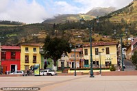 A bela área ao redor da Praça Bolivar e as belas colinas ao redor de Alausi, no planalto. Equador, América do Sul.