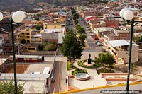 La calle principal de Alausí y el parque - Parque Eloy Alfaro. Ecuador, Sudamerica.