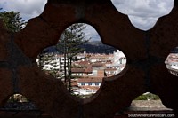 Formas e vistas de cidade, os telhados cobertos com telhas vermelhos e campanários de Cuenca. Equador, América do Sul.