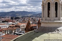 Não tem edifïcios de muitos andares em Cuenca, daqui as visões claras das colinas. Equador, América do Sul.