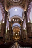 Dentro da catedral em Cuenca - Catedral Metropolitana. Equador, América do Sul.