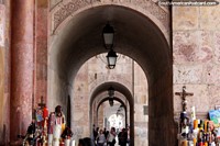 Uma série de arcadas do lado de fora da catedral em Cuenca, um túnel de arcada. Equador, América do Sul.