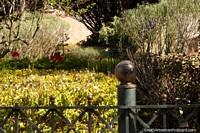 Versão maior do Jardins verde-vivos e luz em Parque Abdon Calderon em Cuenca.