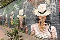 Más personas con sombreros blancos, mural de la pared cerca del río en Cuenca. Ecuador, Sudamerica.