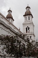 Un par de torres de las iglesias, una vista típica en Cuenca - Iglesia de Cenaculo. Ecuador, Sudamerica.
