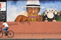 Mural de homens em chapéus brancos tocando instrumentos musicais em Cuenca. Equador, América do Sul.