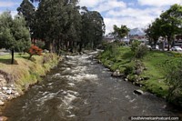 Un río en el otro lado de la ciudad desde el Parque de la Madre en Cuenca. Ecuador, Sudamerica.