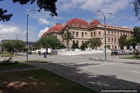 Colégio de Benigno Malo em Cuenca, um edifïcio muito de prestïgio com telhado cupulado vermelho. Equador, América do Sul.