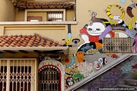 Versión más grande de El arte del graffiti abstracto con caracteres extraños en Cuenca.