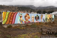 Caras do carnaval/festival de Pujili, mural ao longo da margem de estrada. Equador, América do Sul.