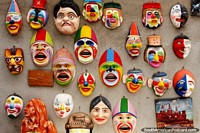 Máscaras de cara cerâmicas pintadas em Pujili, um eyeful de cor. Equador, América do Sul.