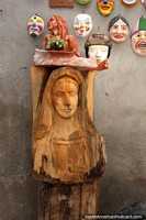 O rosto de uma mulher esculpido em um tronco de madeira em Pujili. Equador, América do Sul.