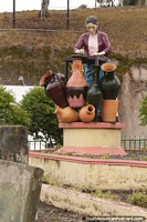 La mujer hace grandes jarras de cerámica, parte del monumento cerca de Pujilí y La Victoria. Ecuador, Sudamerica.