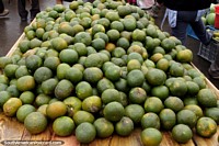 As laranjas ou talvez a toranja expõem-se em uma mesa no mercado de Saquisili. Equador, América do Sul.