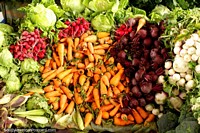 Las zanahorias, remolacha, rábano, brócoli y lechuga en el mercado de Saquisilí. Ecuador, Sudamerica.