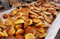 O pão fresco rola para a venda em Praça Kennedy em Saquisili. Equador, América do Sul.