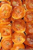 Versão maior do Pães doces de pão doces com salpicos coloridos, para venda em Praça Kennedy, Saquisili.