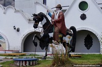 Un hombre a caballo, monumento a lo largo de la carretera Panamericana en Machachi. Ecuador, Sudamerica.