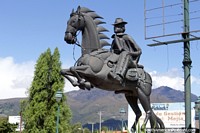 El hombre en el monumento de caballo a la entrada de Machachi, El Chagra es el festival en Julio con rodeos. Ecuador, Sudamerica.
