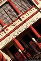 Versión más grande de Uno de los edificios escolares históricos en Machachi - Escuela Luis Felipe Borja.
