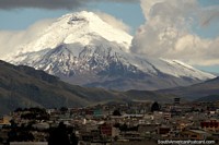 Volcán Pichincha, 4784m, vista desde Quitumbe, de Quito. Ecuador, Sudamerica.