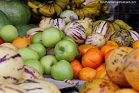 Frutas, manzanas, mandarinas y exóticas en venta en Cayambe. Ecuador, Sudamerica.