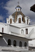 Cúpula e janelas atrás da igreja em Cayambe. Equador, América do Sul.