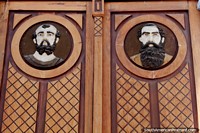 As caras de 2 homens gravam-se nas portas de madeira da igreja em Cayambe. Equador, América do Sul.