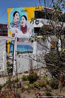 2 mulheres em roupa tradicional, mural em um lado de edifïcio em Cayambe. Equador, América do Sul.