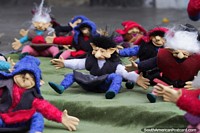 Grupo de elfos criados por um artista em Ibarra, para venda na rua. Equador, América do Sul.