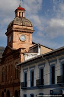 Versão maior do A torre do relógio Torreon e o museu em Ibarra, ao lado do Parque Pedro Moncayo.