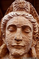 Detalhes a vista de uma mulher esculpida em madeira, a tradição de San Antonio, Ibarra. Equador, América do Sul.