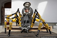 Aranha com pernas amarelas feitas de partes industriais por Ramon Burneo, Ibarra. Equador, América do Sul.