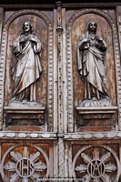 Versão maior do Portas de madeira antigas de uma escola em Ibarra - Hermanas Franciscanas de Maria Inmaculada.