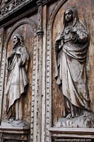 Versão maior do 2 figuras esculpem-se em portas antigas em uma escola de Ibarra.