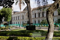 Versão maior do Escritórios do governo em Ibarra, importante edifício histórico ao lado do Parque Pedro Moncayo, arcos e azulejos.