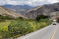 Camino a través de las montañas hacia la costa a San Lorenzo desde Ibarra. Ecuador, Sudamerica.