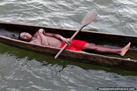 Diversión para los jóvenes en el puerto de San Lorenzo, joven en una canoa. Ecuador, Sudamerica.