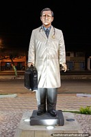 Médico con estetoscopio y maletín negro, monumento en San Lorenzo. Ecuador, Sudamerica.