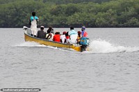 Um barco cheio de pessoas nas águas da costa de San Lorenzo. Equador, América do Sul.