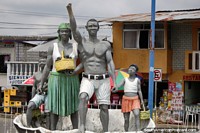 Familia de 4 personas, monumento en el puerto de San Lorenzo. Ecuador, Sudamerica.