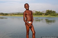 O rapaz local simpático de Esmeraldas posa junto do rio. Equador, América do Sul.