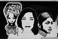 Dia internacional de Mulheres, mural de 3 mulheres em preto e branco, Esmeraldas. Equador, América do Sul.
