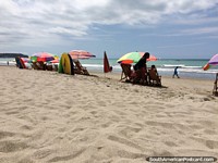 Guarda-chuvas coloridos e sombreados, a bela praia em Atacames em um dia cheio de sol. Equador, América do Sul.