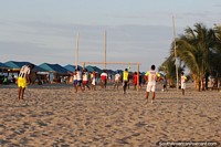 Arremesso de futebol e voleibol na areia, os jovens que jogam em praia de Atacames. Equador, América do Sul.