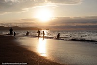 As praias só são praias quando o sol brilha, ocaso em Atacames. Equador, América do Sul.