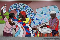 El hombre toca congas, una mujer y hombre bailan, un impresionante mural de azulejos en Atacames. Ecuador, Sudamerica.