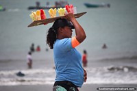 As fatias da cor-de-laranja, manga e melancia para comer e gostar na praia em Atacames. Equador, América do Sul.