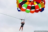 Atentamente, mi primer viaje en parasailing, gran experiencia y diversión en la playa de Atacames. Ecuador, Sudamerica.