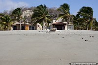 Casas de gente rica en la parte de atrás de la playa en El Matal, desearía tener una. Ecuador, Sudamerica.